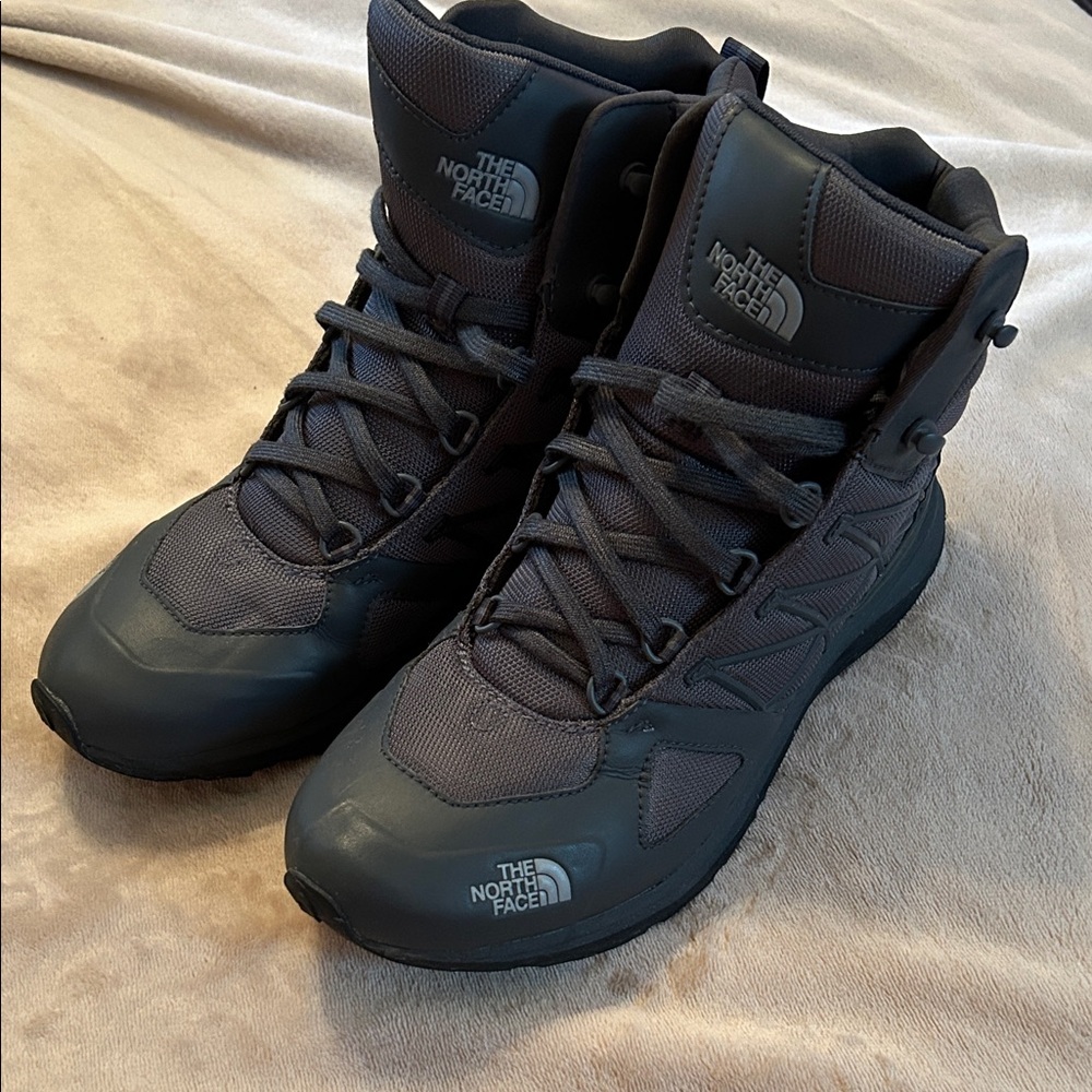 The North Face Men's Dark Gray Boots🔥